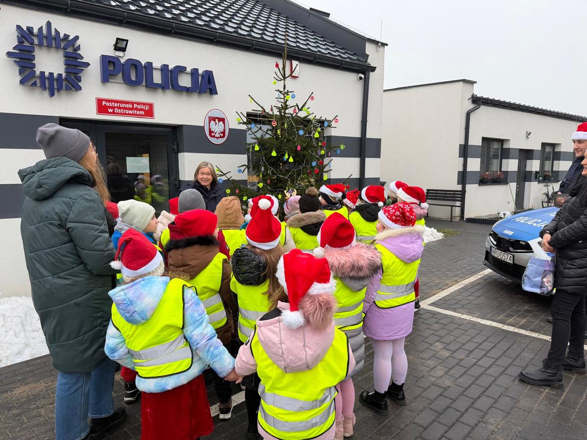 Wyjątkowa choinka przed posterunkiem