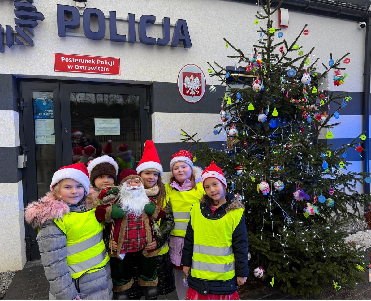 Wyjątkowa choinka przed posterunkiem