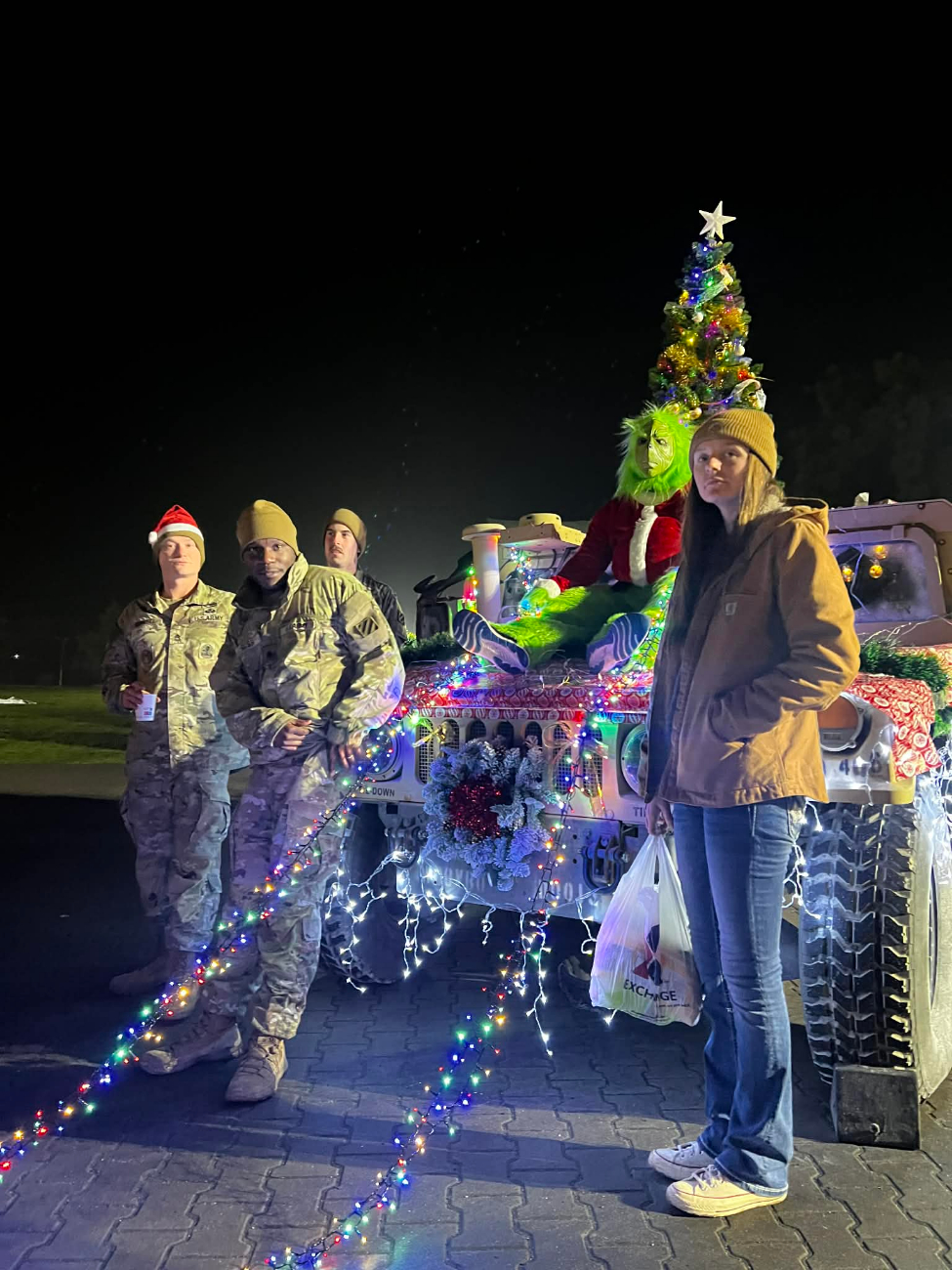 Prezenty, orkiestra i rozświetlona choinka. Tak świętują Amerykanie w bazie