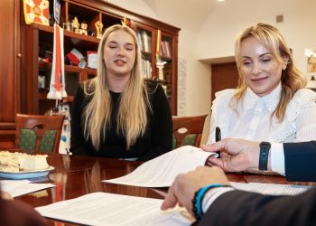 800 zł miesięcznie dla studentek. Umowy podpisane