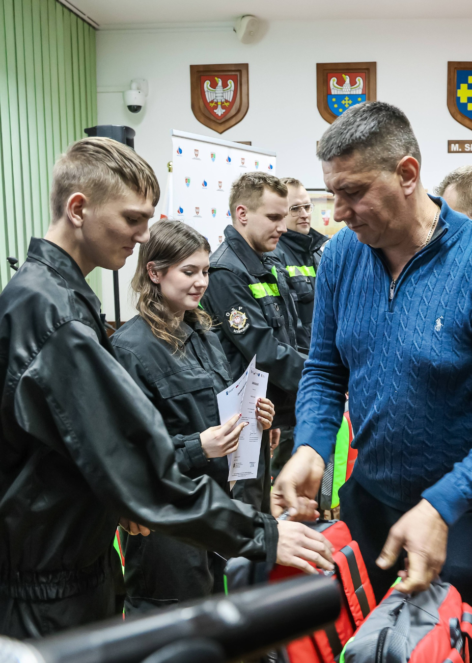 Ukończyli szkolenie, dostali plecaki