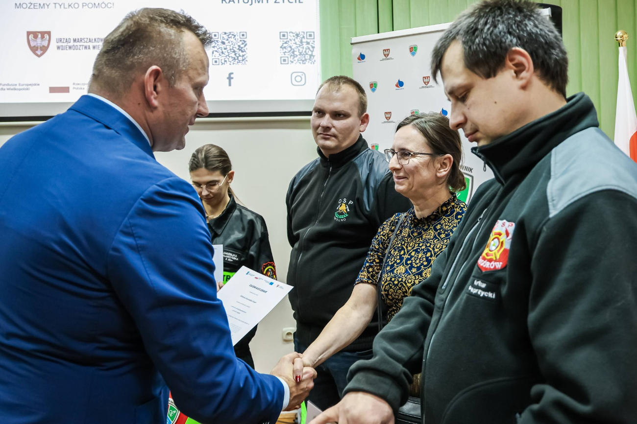 Ukończyli szkolenie, dostali plecaki