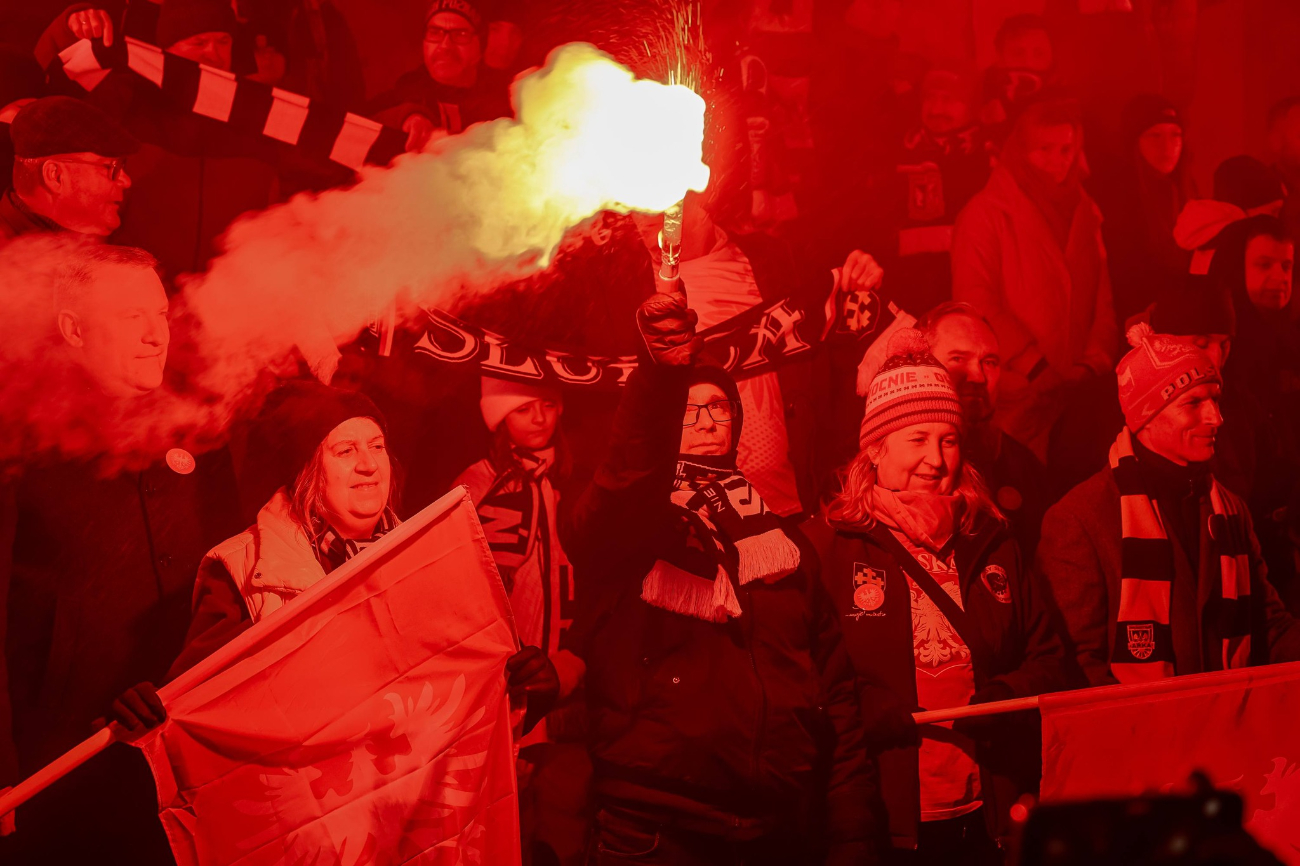 Przed starostwem odpalili race. Zobacz zdjęcia