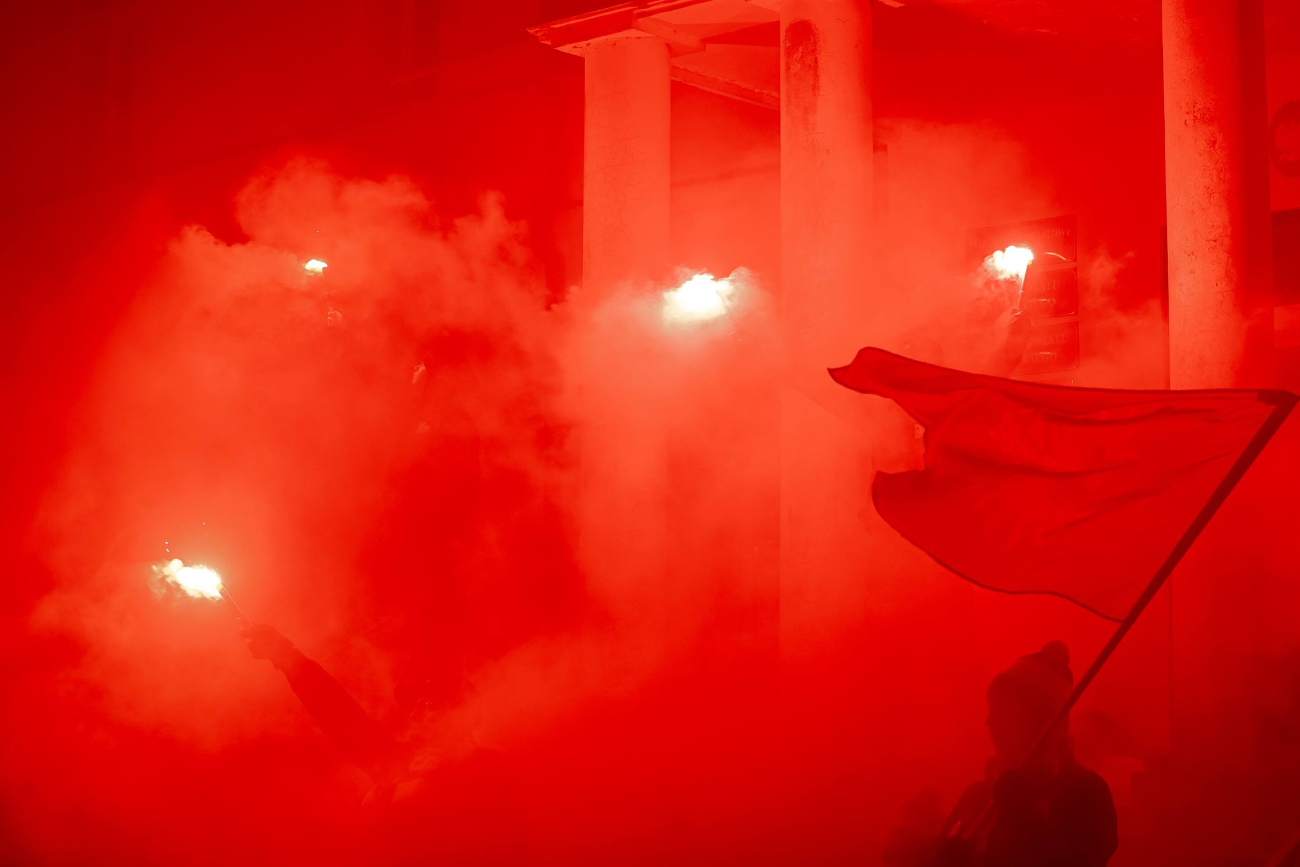 Przed starostwem odpalili race. Zobacz zdjęcia