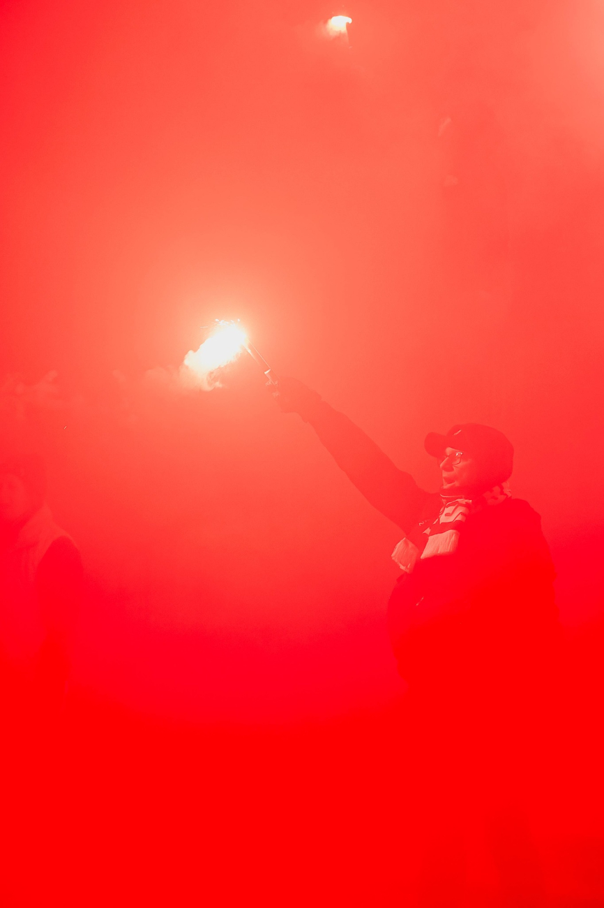 Przed starostwem odpalili race. Zobacz zdjęcia