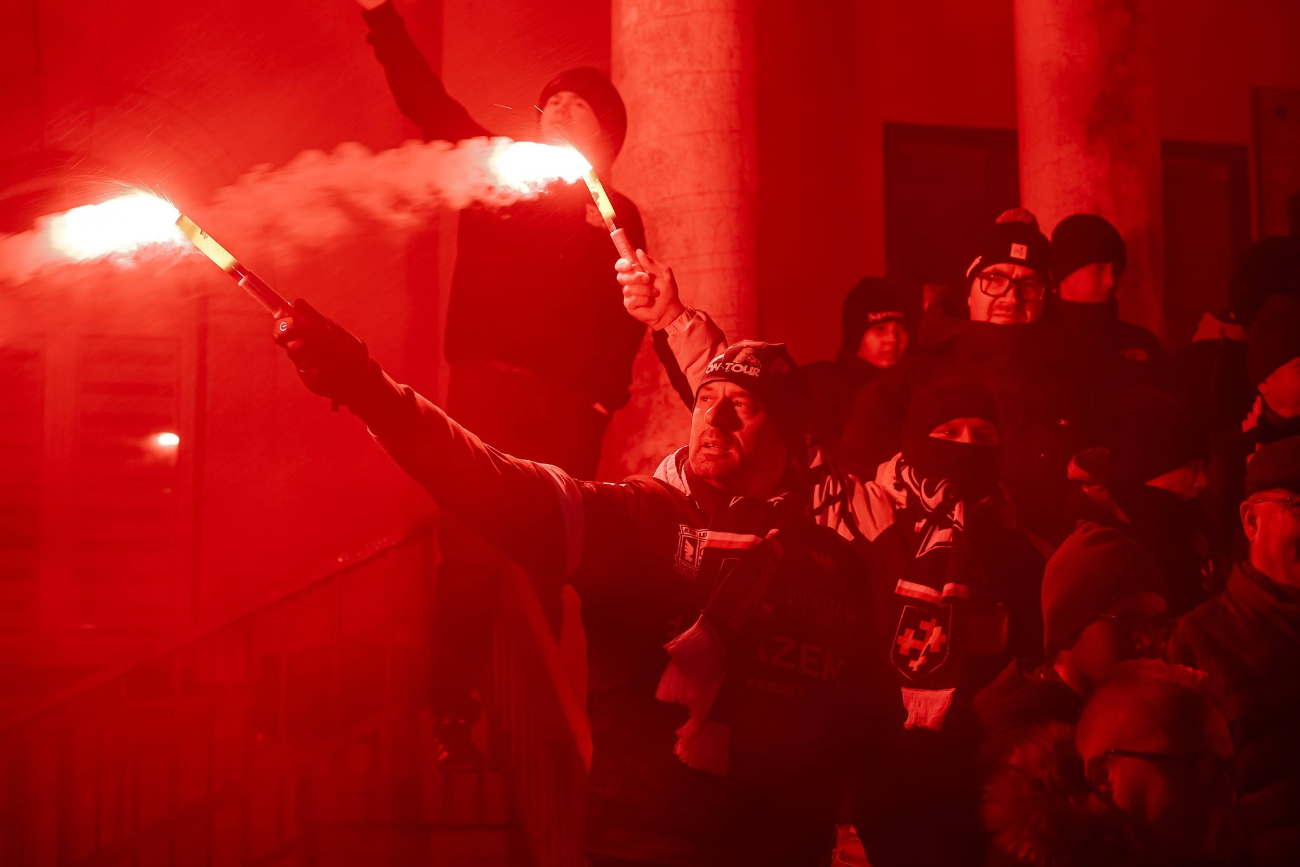 Przed starostwem odpalili race. Zobacz zdjęcia