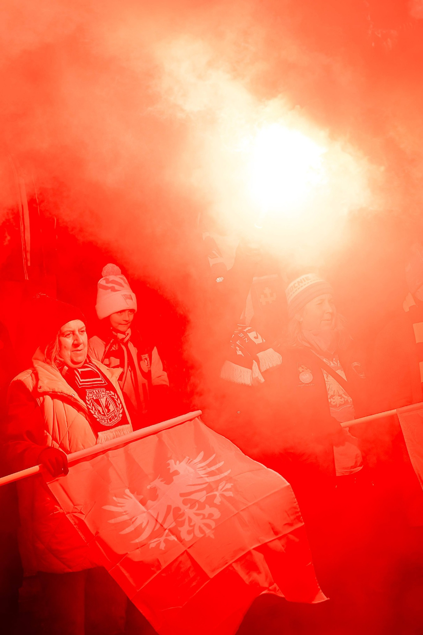 Przed starostwem odpalili race. Zobacz zdjęcia