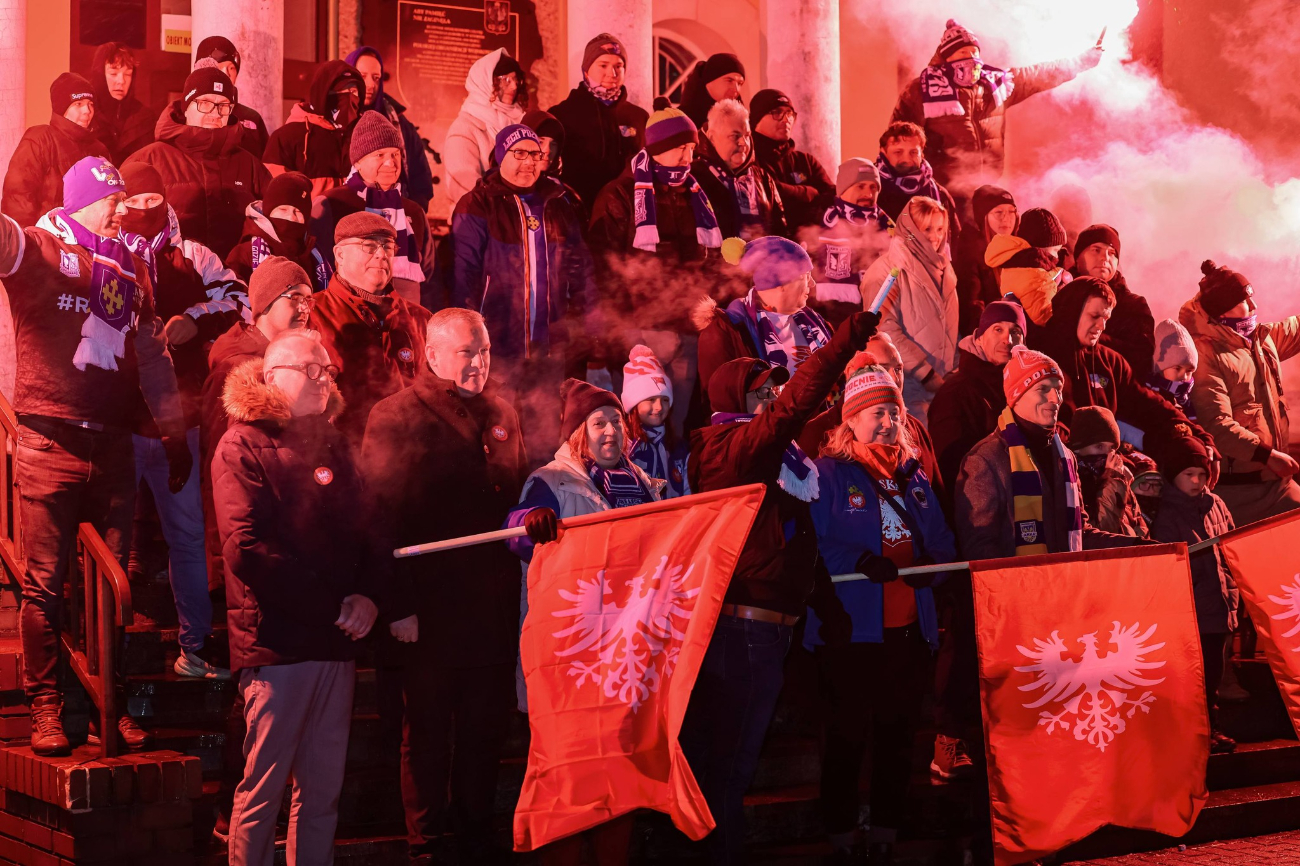 Przed starostwem odpalili race. Zobacz zdjęcia