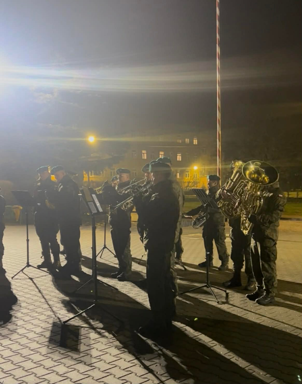 Prezenty, orkiestra i rozświetlona choinka. Tak świętują Amerykanie w bazie