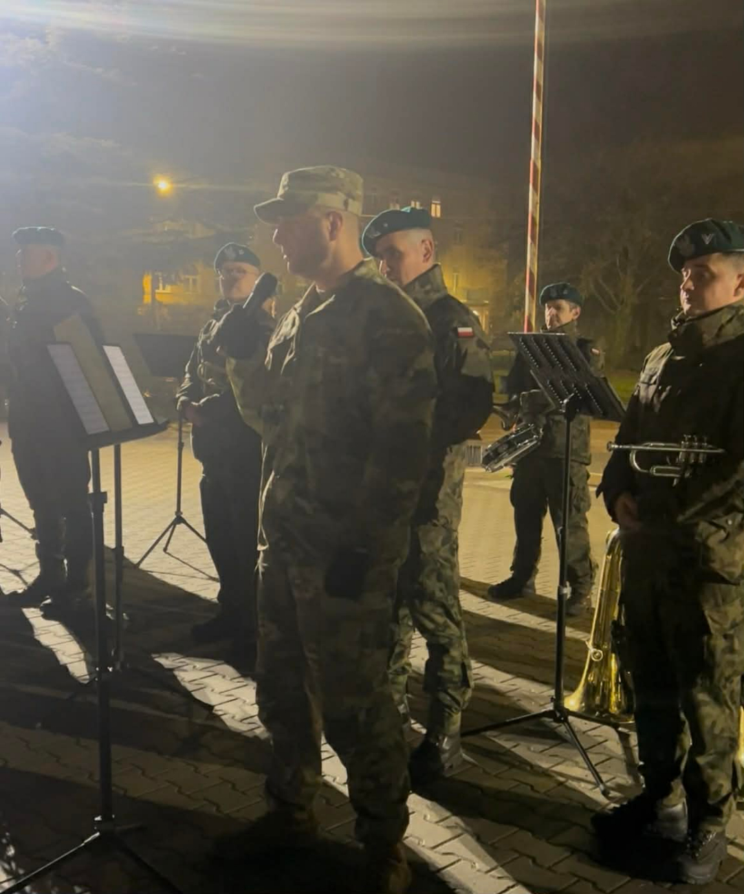 Prezenty, orkiestra i rozświetlona choinka. Tak świętują Amerykanie w bazie