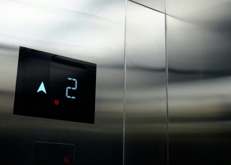 Magazyn, biurowiec, hotel – gdzie windy towarowe w Poznaniu są najbardziej potrzebne?