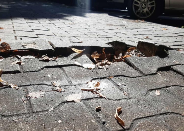 Kiedy naprawią chodnik? Burmistrz odpowiada radnemu