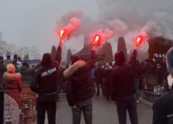 Takiego pogrzebu w Strzałkowie jeszcze nie było. Zobacz film