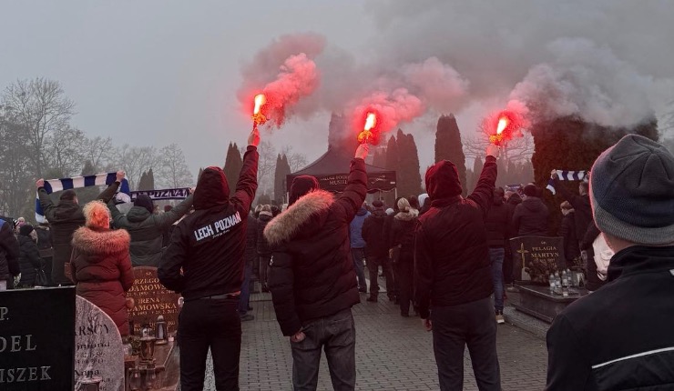 Takiego pogrzebu w Strzałkowie jeszcze nie było. Zobacz film