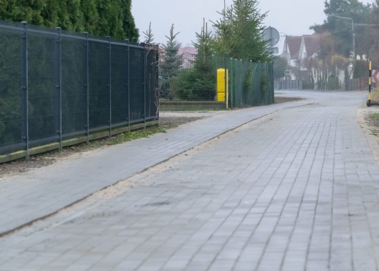 Piszą o budowie „prywatnej drogi” w Strzałkowie. Wójt dementuje