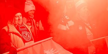 Przed starostwem odpalili race. Zobacz zdjęcia