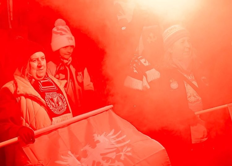 Przed starostwem odpalili race. Zobacz zdjęcia