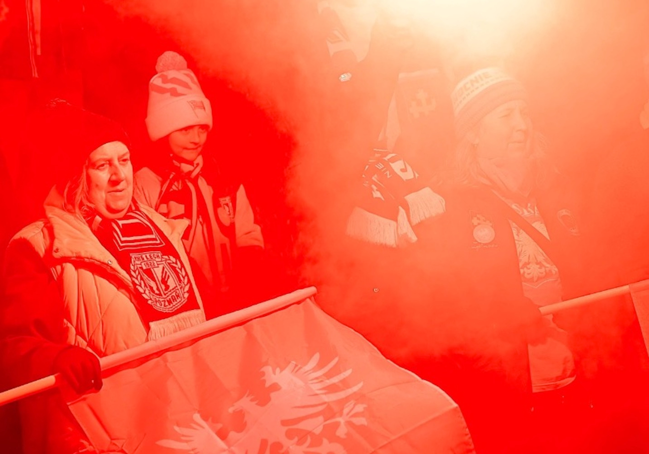 Przed starostwem odpalili race. Zobacz zdjęcia