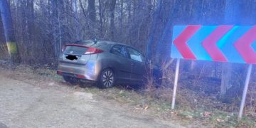 Groźnie w Nakielcu. Uderzył w drzewo