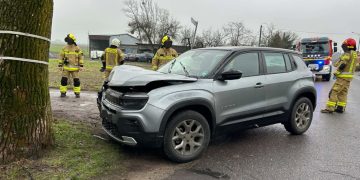 Groźnie w Wacławowie. Uderzył w drzewo