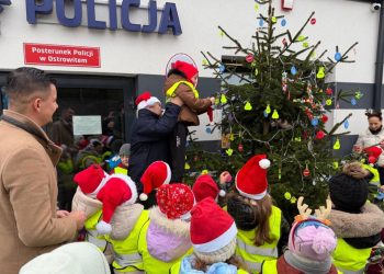 Wyjątkowa choinka przed posterunkiem