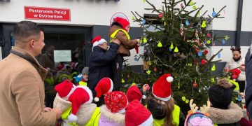 Wyjątkowa choinka przed posterunkiem