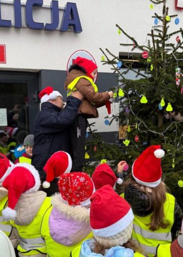 Wyjątkowa choinka przed posterunkiem