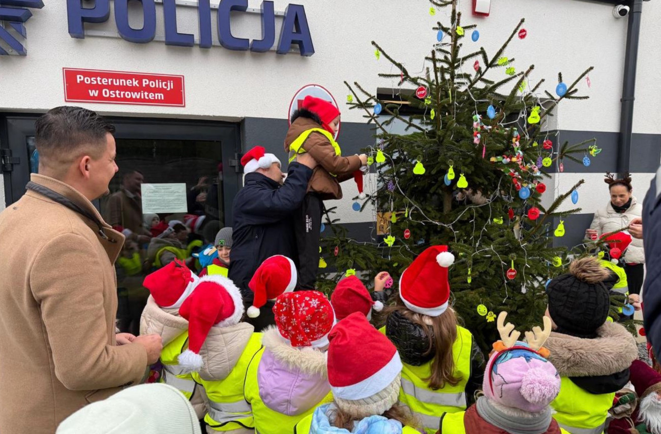 Wyjątkowa choinka przed posterunkiem