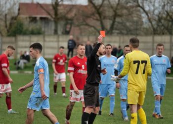 Kiedy sędzia pokazuje żółtą, a kiedy czerwoną kartkę?