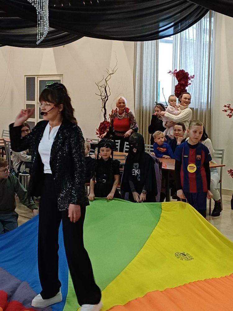 Bal przebierańców w Kornatach. Wspólna zabawa mimo siarczystego mrozu