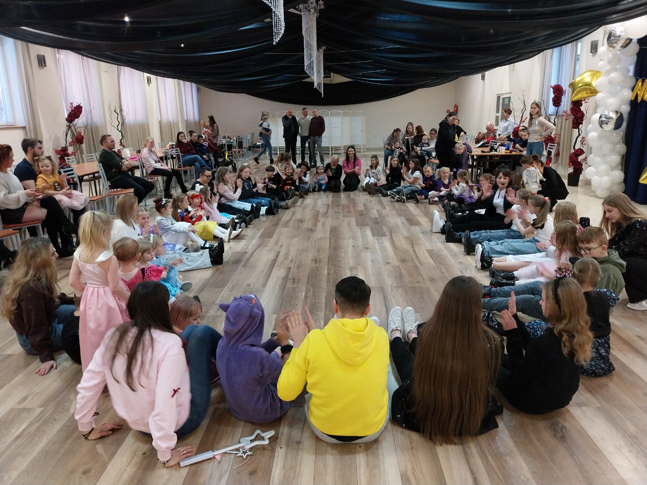 Bal przebierańców w Kornatach. Wspólna zabawa mimo siarczystego mrozu