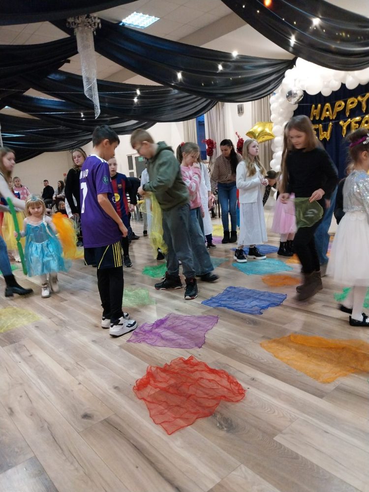 Bal przebierańców w Kornatach. Wspólna zabawa mimo siarczystego mrozu