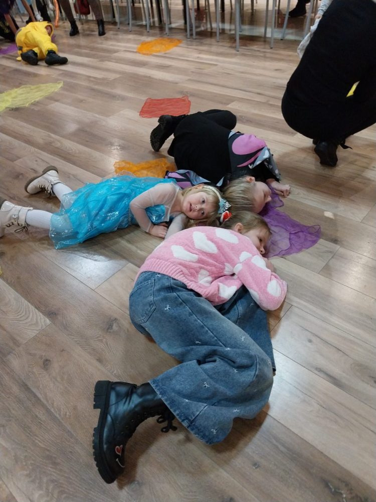 Bal przebierańców w Kornatach. Wspólna zabawa mimo siarczystego mrozu