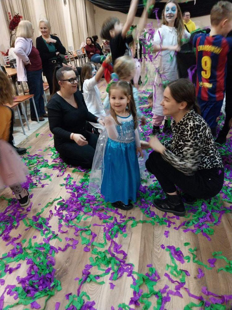 Bal przebierańców w Kornatach. Wspólna zabawa mimo siarczystego mrozu