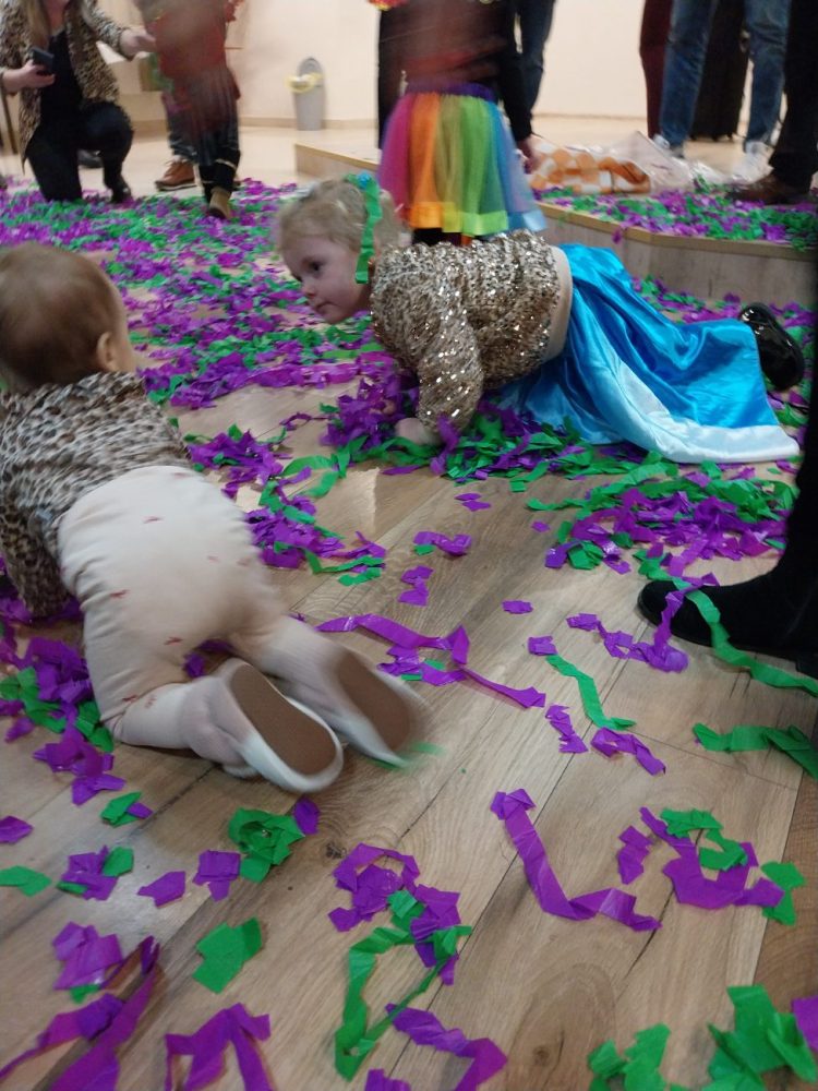 Bal przebierańców w Kornatach. Wspólna zabawa mimo siarczystego mrozu