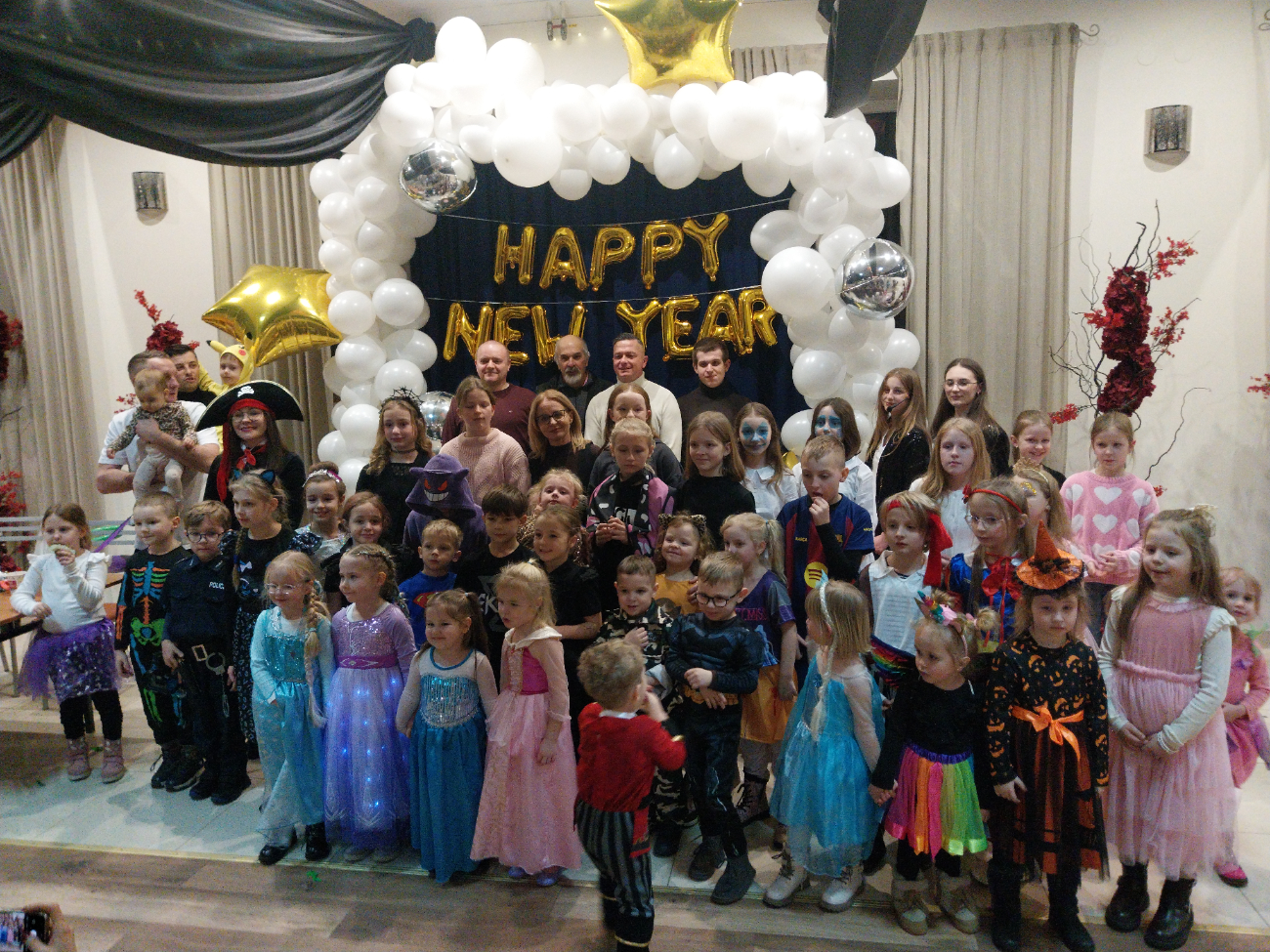 Bal przebierańców w Kornatach. Wspólna zabawa mimo siarczystego mrozu