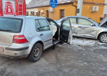 Groźnie w Cieninie. Zderzyły się dwa auta