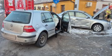Groźnie w Cieninie. Zderzyły się dwa auta