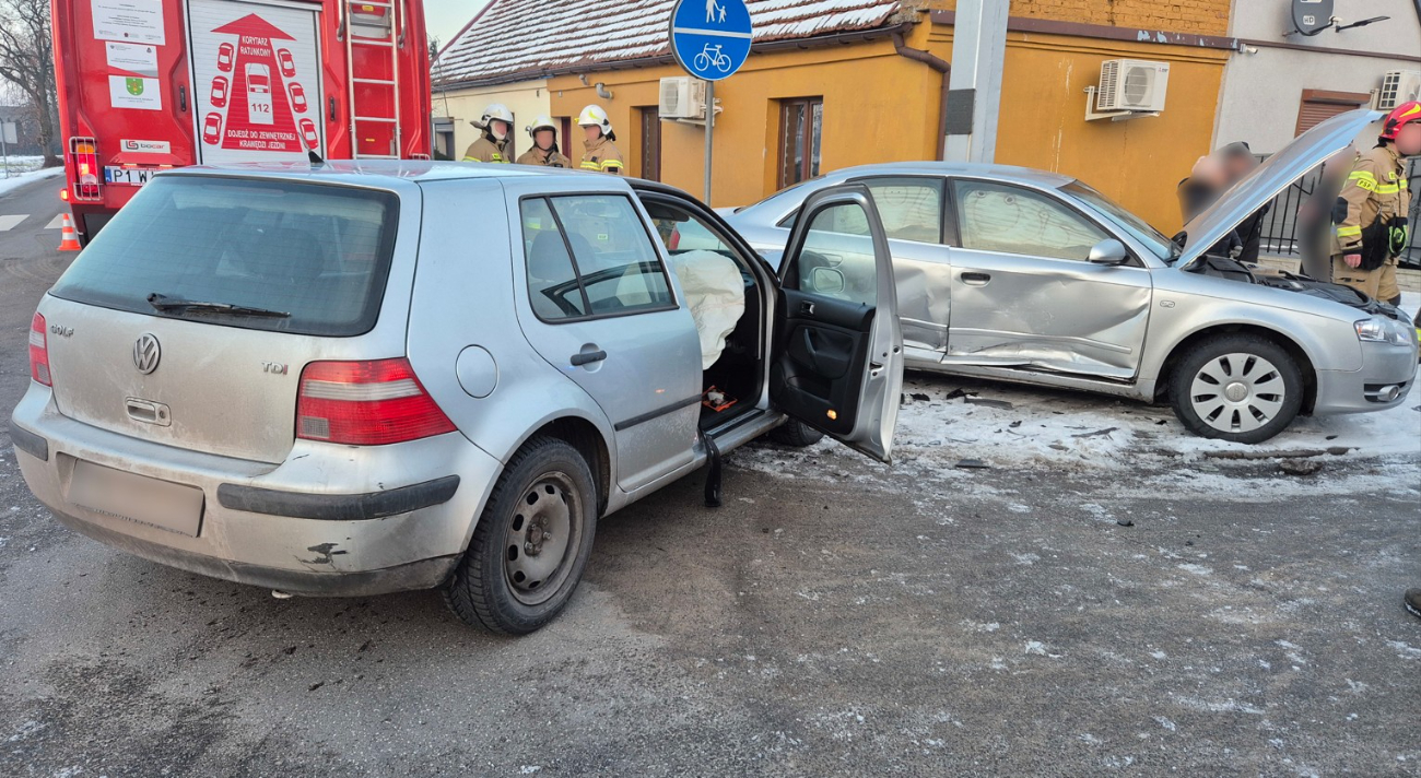 Groźnie w Cieninie. Zderzyły się dwa auta