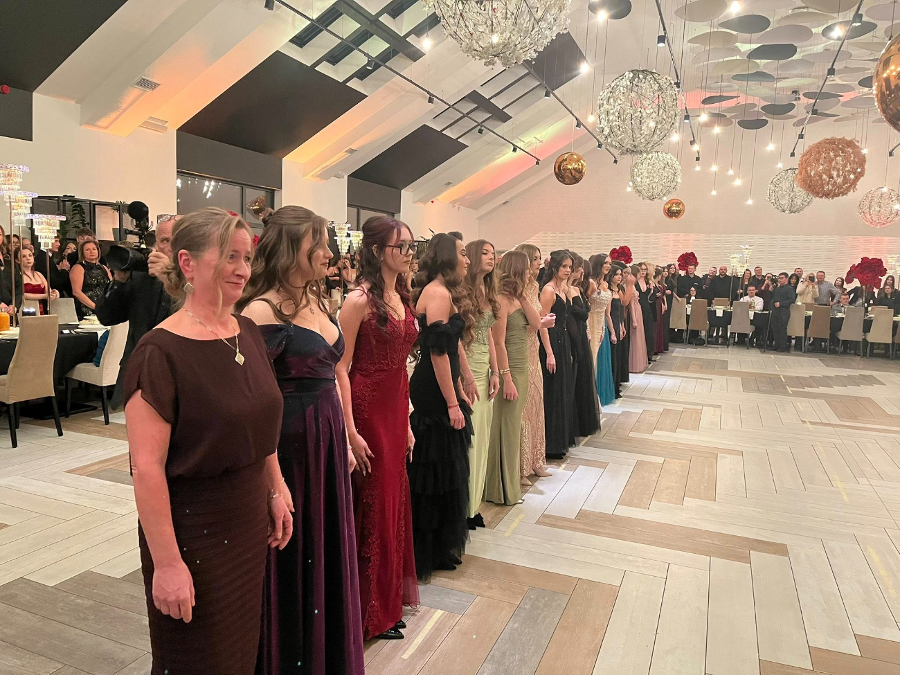 Studniówka LO. Zobacz filmy i zdjęcia