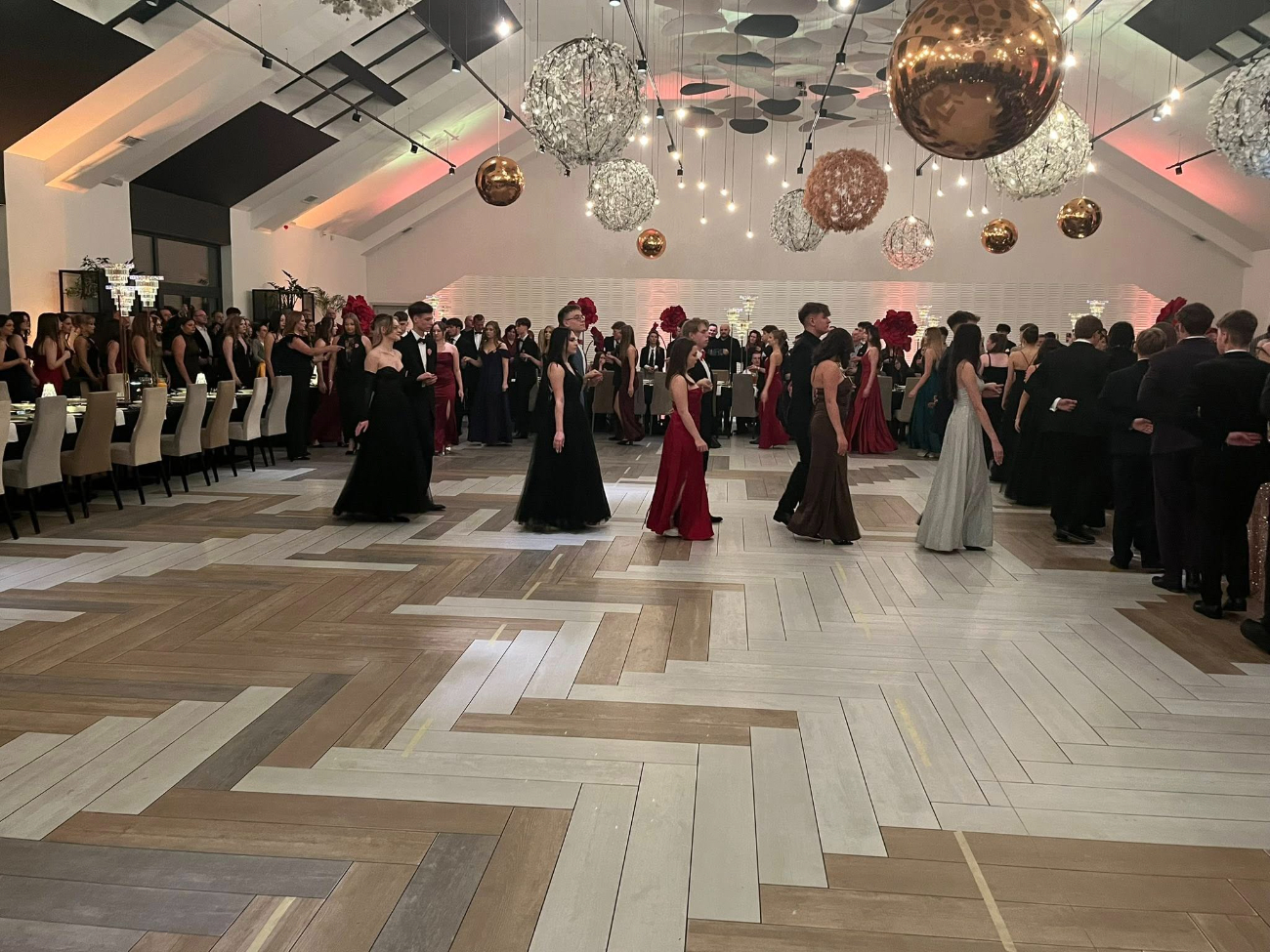 Studniówka LO. Zobacz filmy i zdjęcia