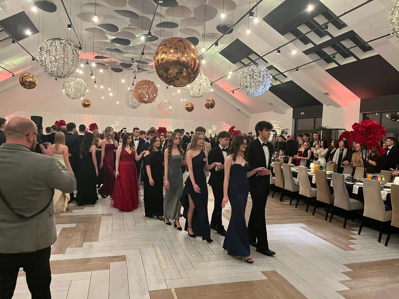 Studniówka LO. Zobacz filmy i zdjęcia