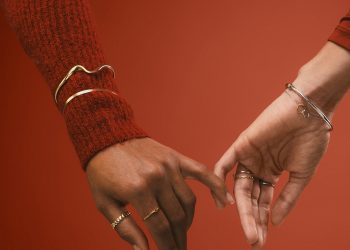 Bransoletki na Walentynki bez banałów – jak wybrać prezent z pomysłem?