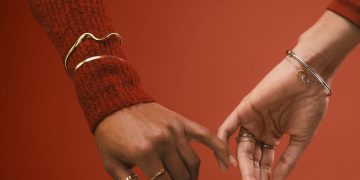 Bransoletki na Walentynki bez banałów – jak wybrać prezent z pomysłem?