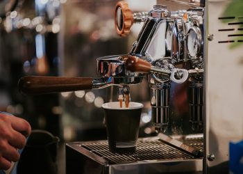 Ekspres kolbowy czy automatyczny – który najlepiej sprawdzi się w gastronomii?