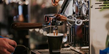 Ekspres kolbowy czy automatyczny – który najlepiej sprawdzi się w gastronomii?