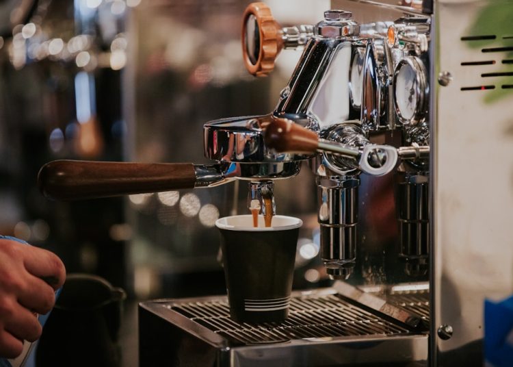Ekspres kolbowy czy automatyczny – który najlepiej sprawdzi się w gastronomii?