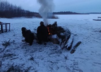 Nie zostawili go samego. Uratowali mu życie