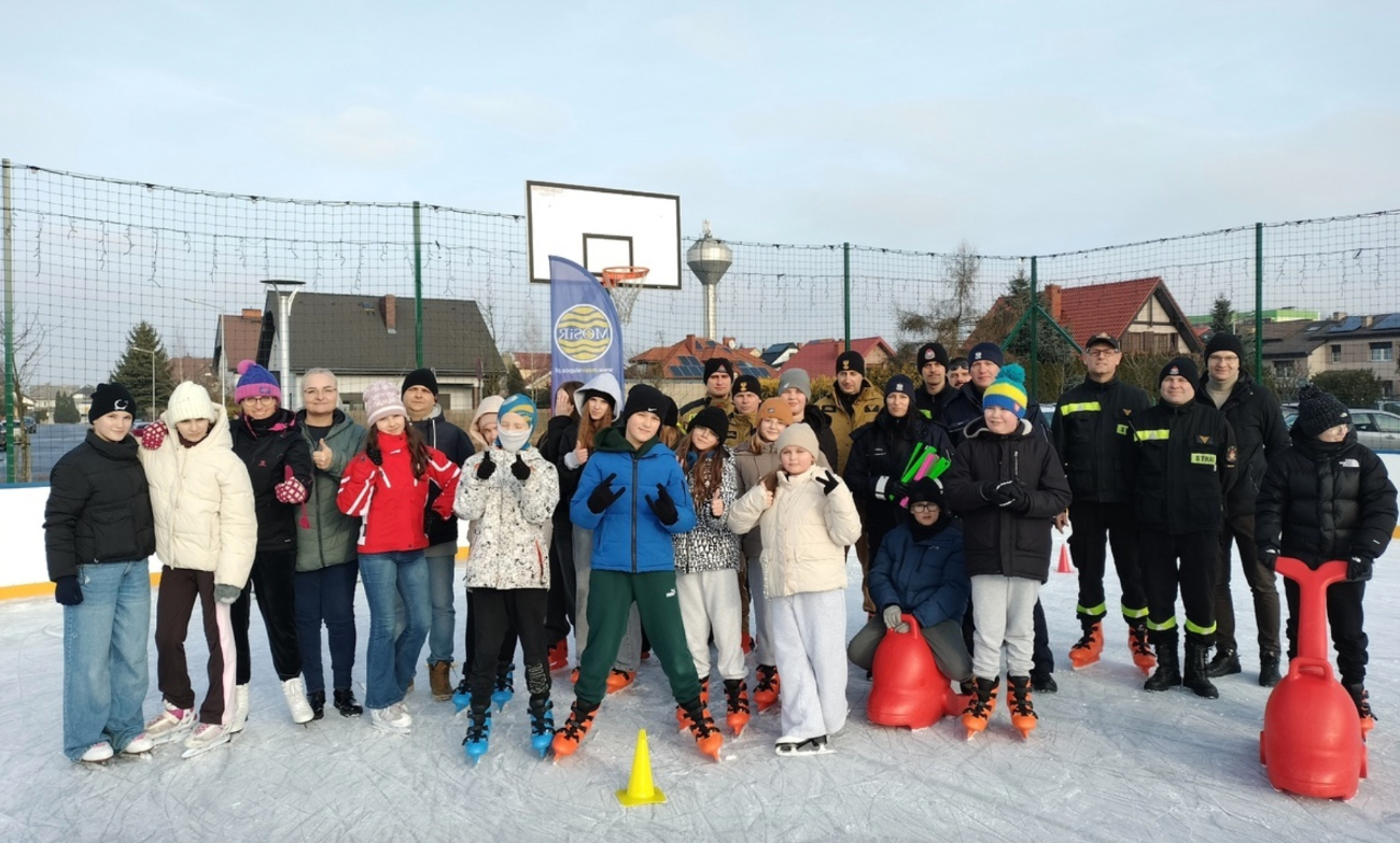 Z mundurowymi na słupeckim lodowisku