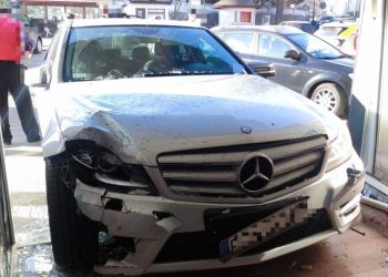 Mercedes wjechał do sklepu. Zdjęcie obiegło całą Polskę